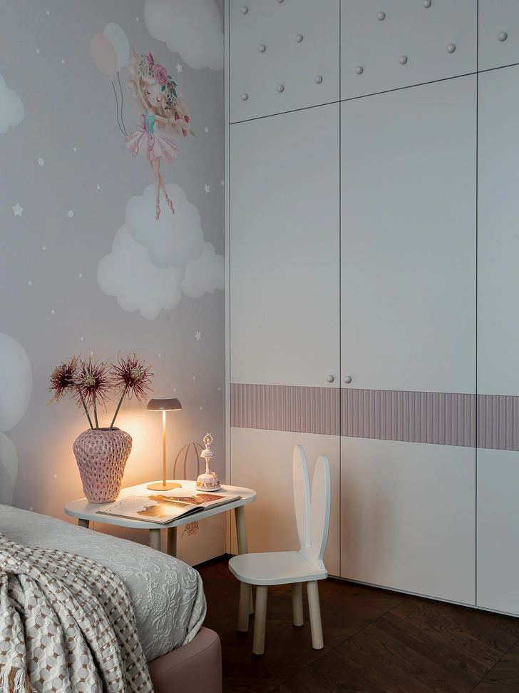 Лепнина и красные акценты: квартира 84 м² в Минске