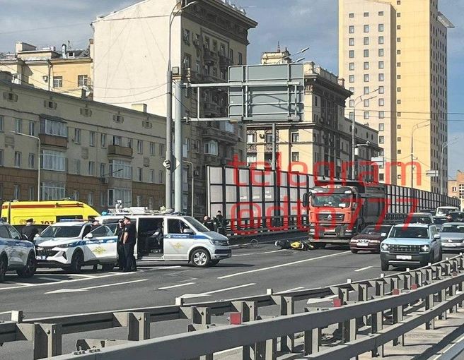 На месте ДТП работают полицейские и врачи | Источник: ДТП и ЧП Москва и МО / T.me