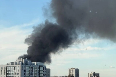 Крупный пожар охватил пятиэтажку в Уфе