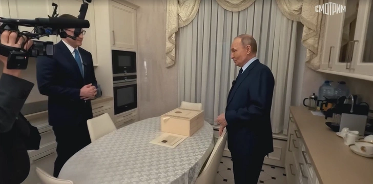 Коробка на столе — сладкий подарок от Александра Лукашенко