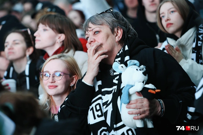 Команды играют до четырех побед. Потом проигравшие вылетают, а победители выходят в финал | Источник: Наталья Лапцевич