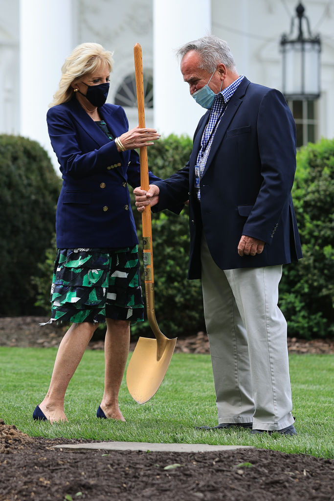 В лучших традициях Мелании: первая леди Джилл Байден сажает деревья в летящей юбке и на каблуках