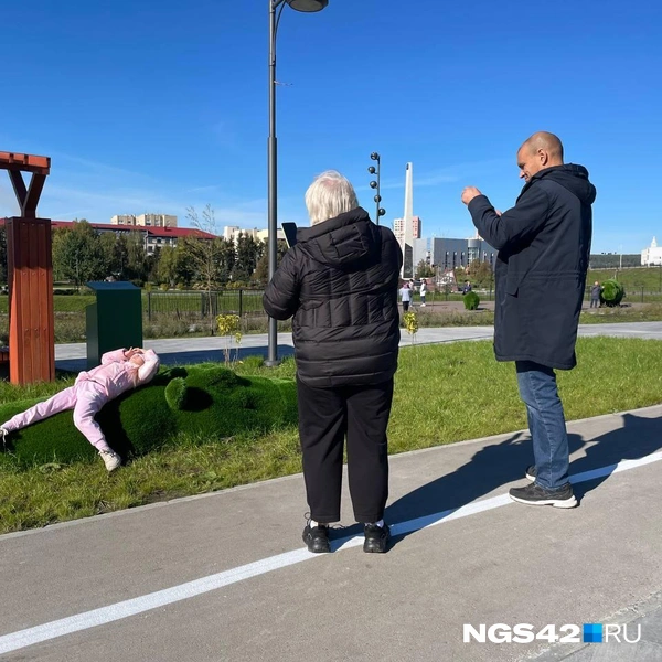Почти каждый третий горожанин в парке фотографировался или звонил знакомым и срочно звал на прогулку | Источник: Лера Городецкая / NGS42.RU