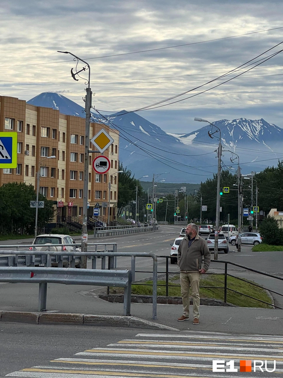 Под покровом густой пелены тумана камчатские сопки и вулканы приобретают загадочный вид \| Источник: Павел Кошкин