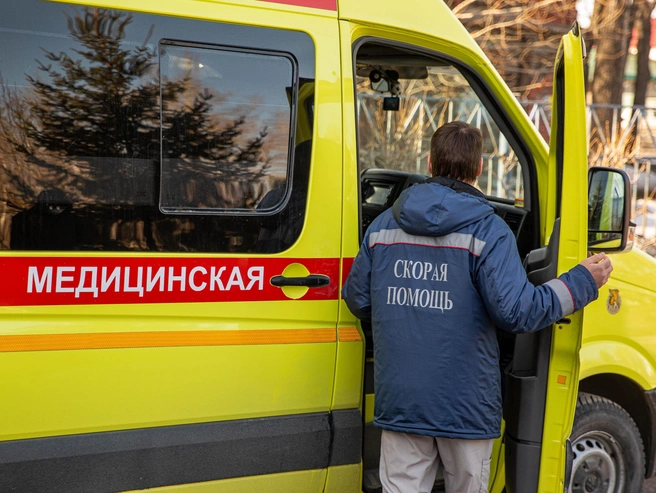 После наезда пострадавшего дорожного рабочего транспортировали в медицинское учреждение. | Источник: Александр Ощепков / NGS.RU