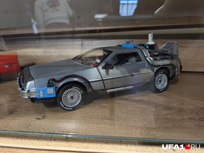 Модель придумали на базе DeLorean DMC-12, двери которой открывались наверх | Источник: Булат Салихов / UFA1.RU