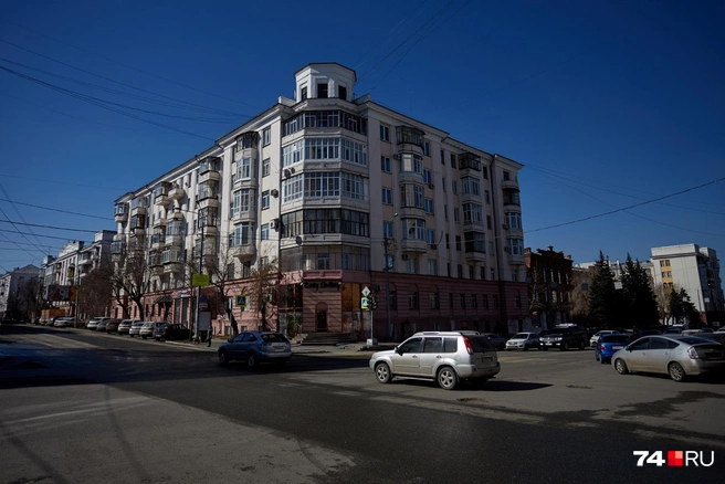 Вид на «городок чекистов» портит разномастность балконных рам | Источник: Илья Бархатов