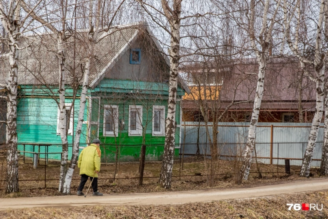 Местные жители прогуливаются по округе | Источник: Кирилл Поверинов / 76.RU