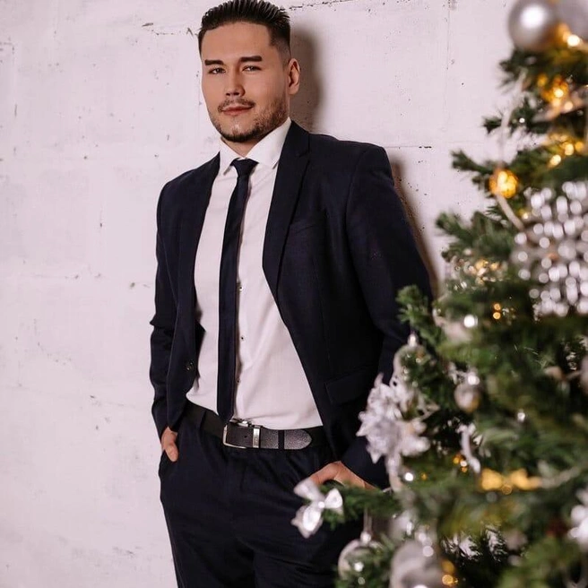 Костюмы идут всем мужчинам! | Источник: Эдуард Гиматов / ВКонтакте