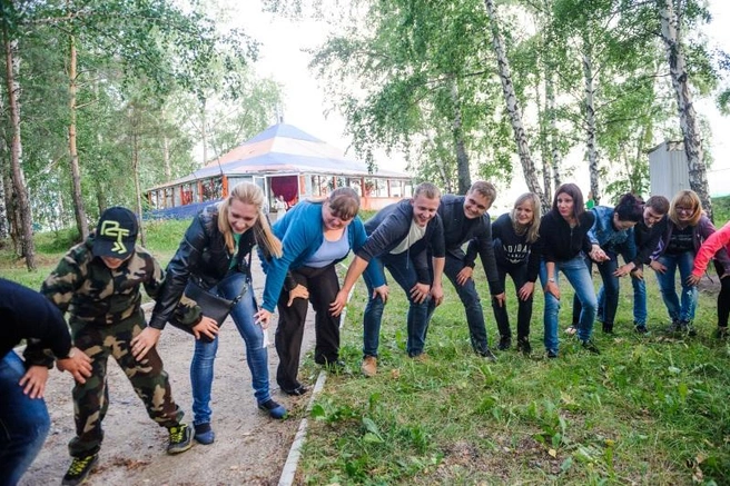 Мы умеем не только эффективно работать, но и хорошо отдыхать! Для поддержания боевого духа сотрудников проводятся корпоративные праздники. Обязательно 2 раза в год происходят крупные события – Новогодний праздник с подведением итогов за год и День рождения компании.