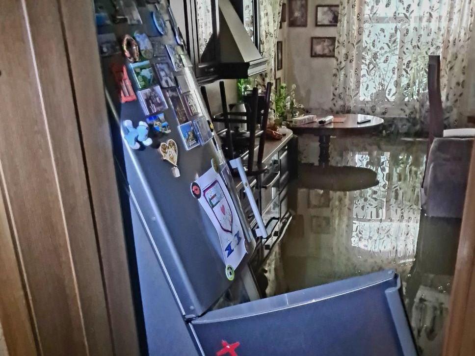 Под воду ушло всё. В Тюмени после ливня затопило дом — показываем фото