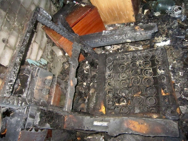 Вероятно, окурок упал на кресло. | Источник: ГУ МЧС по Саратовской области.