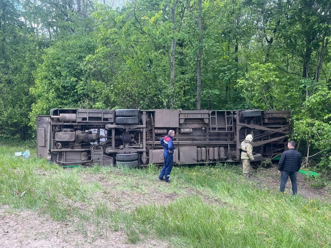 На дороге — груда металла. Два человека погибло и 17 пострадало в ДТП с автобусом в Курской области | Источник: Александр Хинштейн / Телеграм