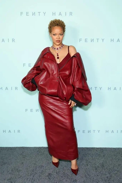 Рианна появилась с натуральными кудрями на запуске Fenty Hair