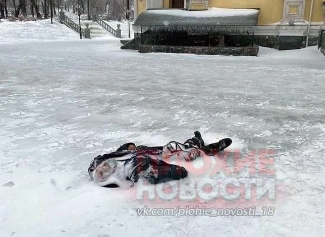 В центре Владивостока мужчина вмерз в лед у входа в храм | ya62.ru
