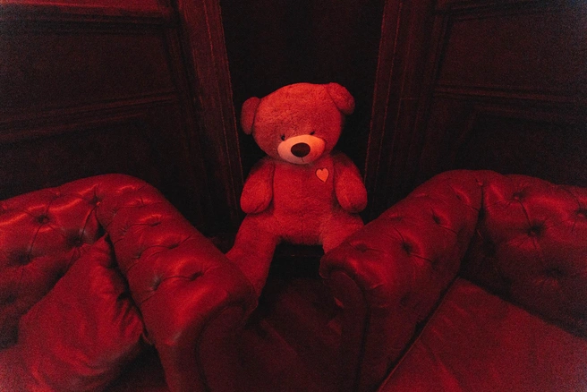 В гримерке девушек и даже в привате есть множество вот таких подарков от гостей клуба | Источник: Ирина Шарова / 72.RU