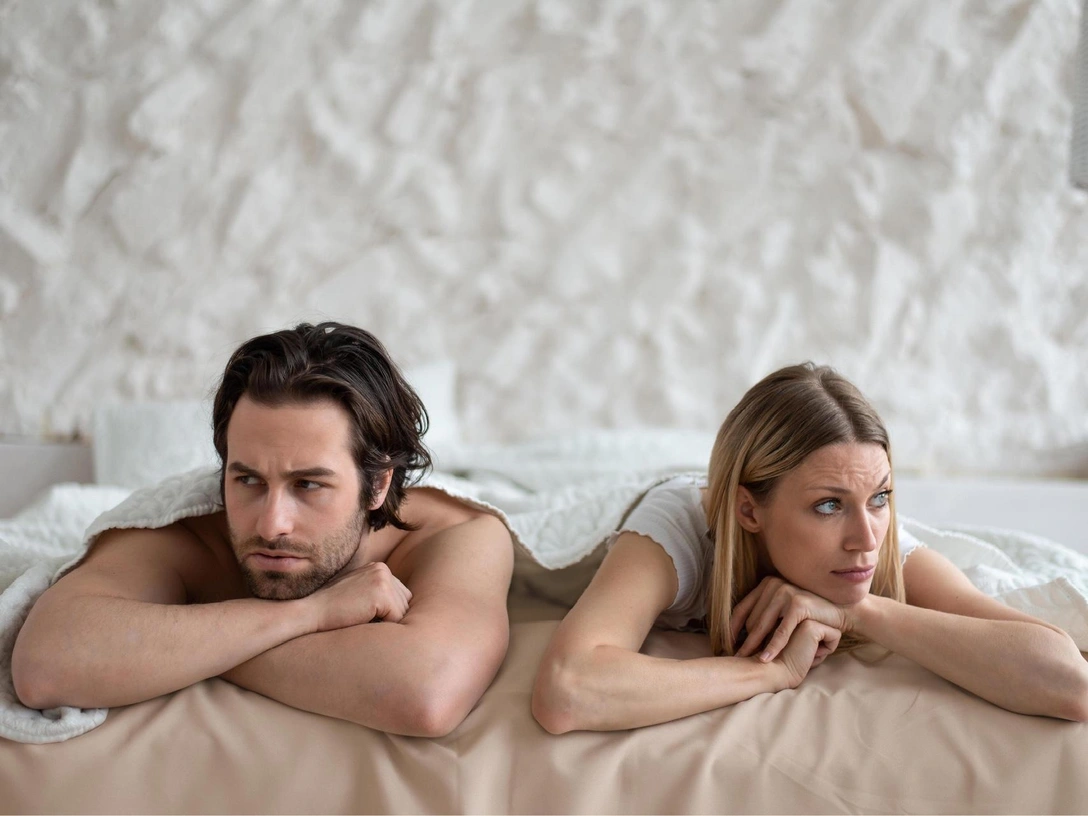 Три «красных флага» в сексе, которые говорят о том, что мужчина — абьюзер | marieclaire.ru