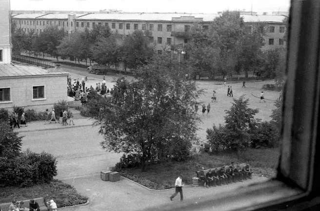 Один из первых снимков кинотеатра — возле лестницы толпятся люди | Источник: peshkom.brusnika.ru