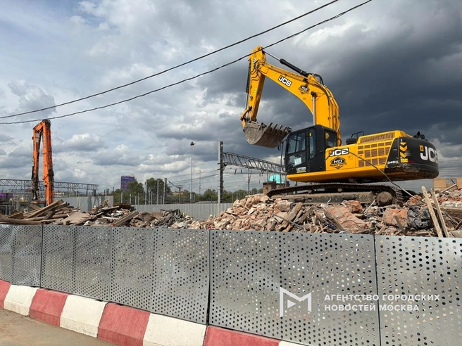 Власти Москвы добились от суда решения в пользу сноса трехэтажного здания, где торговали цветами | Источник: Мобильный репортер / Агентство «Москва»