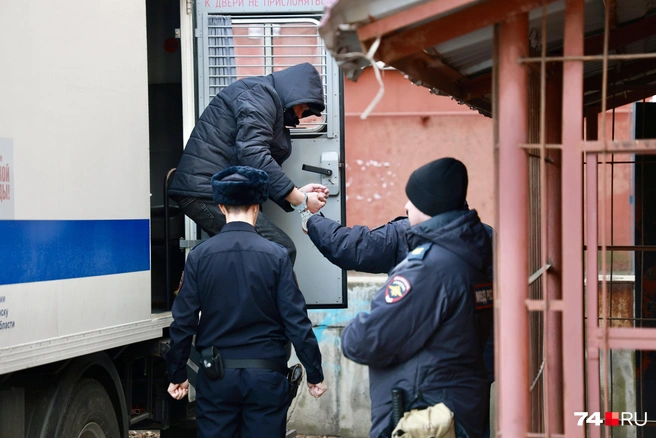 Привезли и начальника отдела собственной безопасности Олега Мохова  | Источник: Михаил Шилкин 