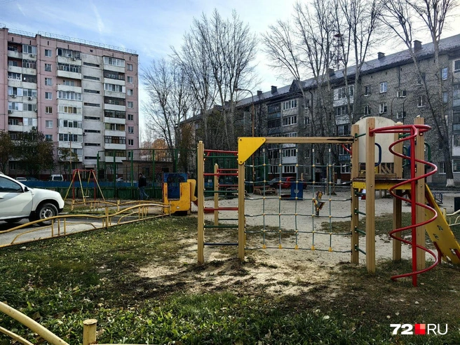 Есть и откровенно нуждающиеся в замене. На заднем фоне&nbsp;— корт, от которого осталась только коробка в дырках | Источник: Павел Красоткин / 72.RU 