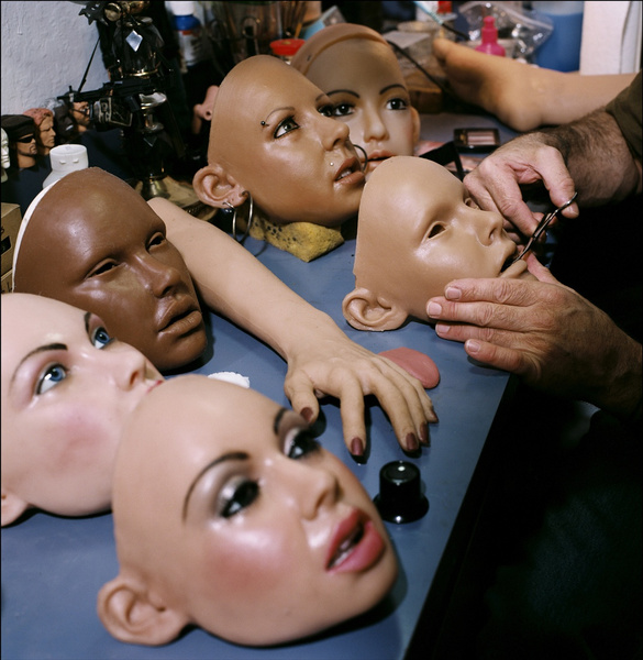 «Кукольный домик»: экскурсия на фабрику, где производят секс-роботов