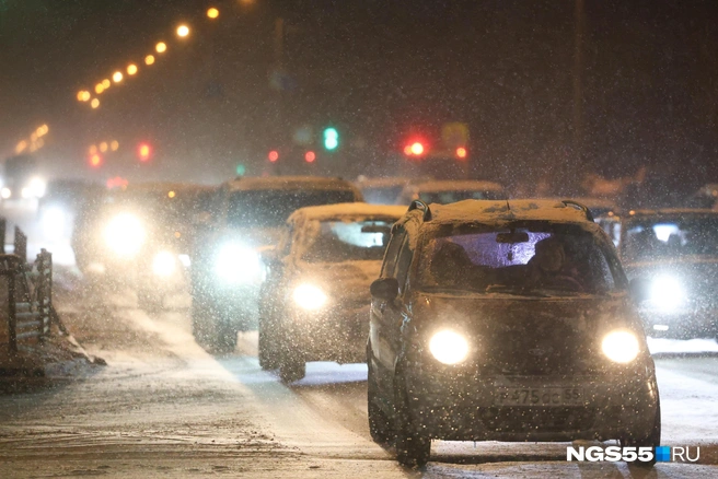 Из-за снегопада ухудшилась видимость | Источник: Евгений Софийчук / NGS55.RU