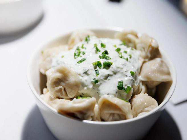 Лепка пельменей для многих тюменцев стала семейным ритуалом. | Источник: Ирина Шарова/72.RU