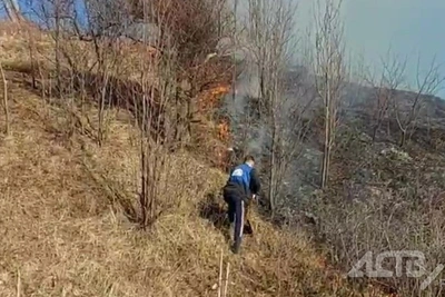 Пожар в Холмском районе: сопка загорелась за секунды