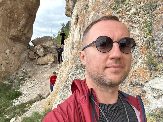 Блогер возле «Арки желаний» в Якутии | Источник: Артем Харченко