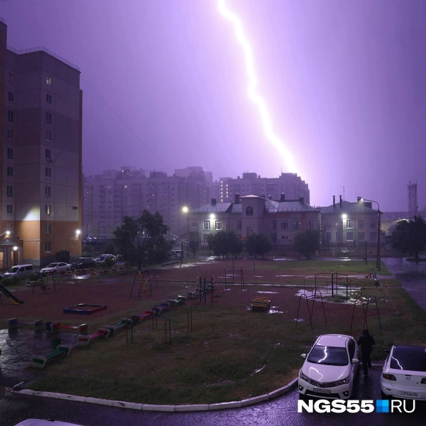 Были и грозы. Этот одновременно прекрасный и пугающий снимок наш фотограф сделал 19 июня | Источник: Евгений Софийчук / NGS55.RU
