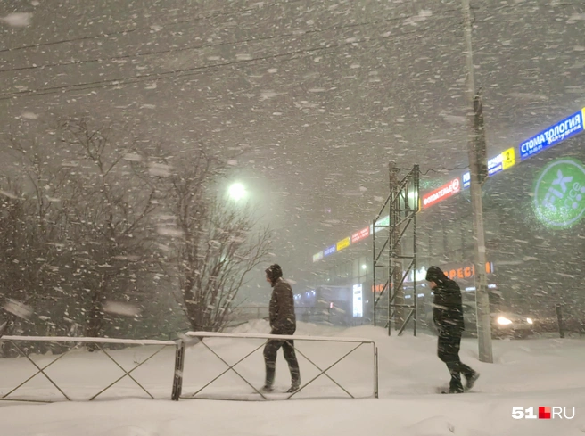 Из-за метели видимость на улицах плохая | Источник: Юлия Кузнецова / 51.RU