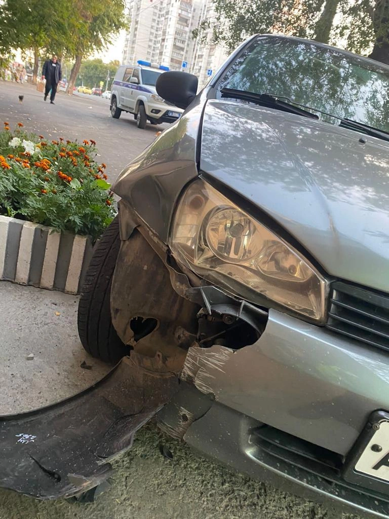 ДТП на Свердловском проспекте: «Лада» протаранила дом, водителя  госпитализировали с ожогами - 12 сентября 2023 - 74.ру