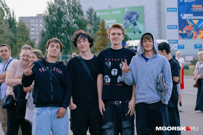 А все остальные отправились на площадь за спорткомплексом. В основном на уличный концерт пришли молодые люди | Источник: Даниил Пономаренко / MGORSK.RU