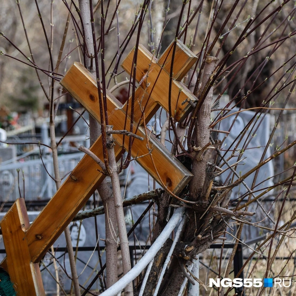 То ли от обилия влаги, то ли от времени некоторые кресты покосились или упали. | Источник: Евгений Софийчук / NGS55.RU