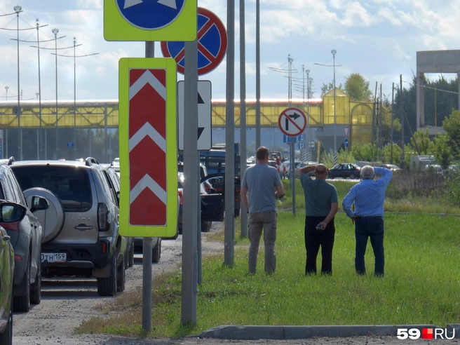 Иной раз водители глушат автомобили и выходят на свежий воздух в ожидании, когда очередь начнет двигаться | Источник: Кирилл Хафизов / 59.RU 