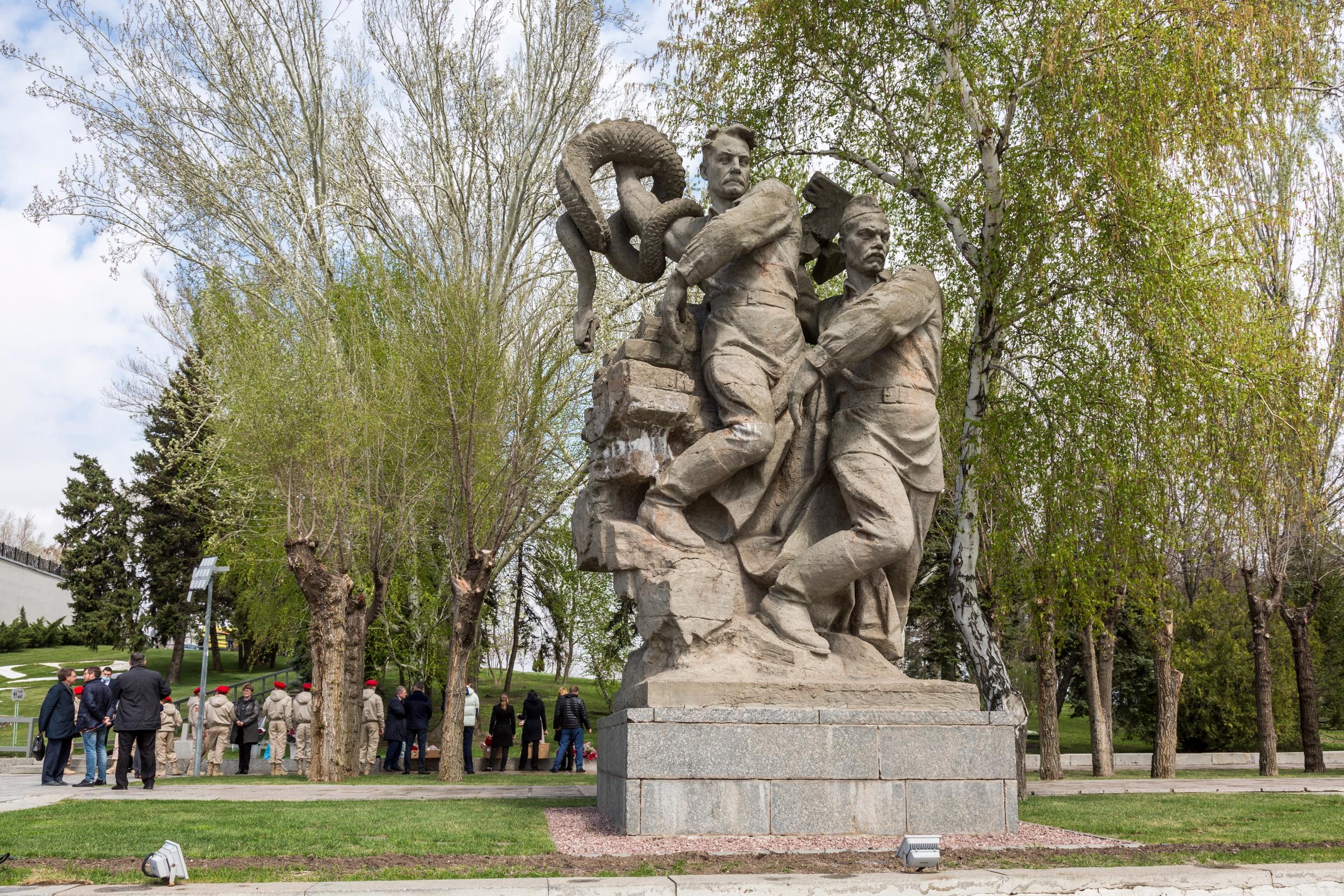 Судя по всему, в такой же цвет будут перекрашивать и остальные скульптуры | Источник: Константин Завриков / V1.RU