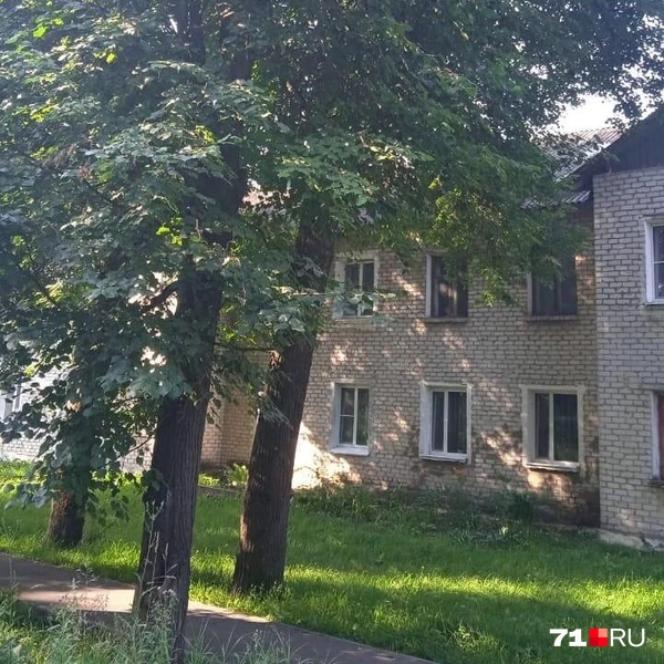 Видно, что на фасаде дома появилась плесень | Источник: Личный архив И.Лебедевой