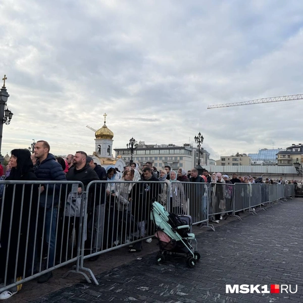 Сотни верующих пришли помолиться мощам святого | Источник: Елена Халматова / MSK1.RU