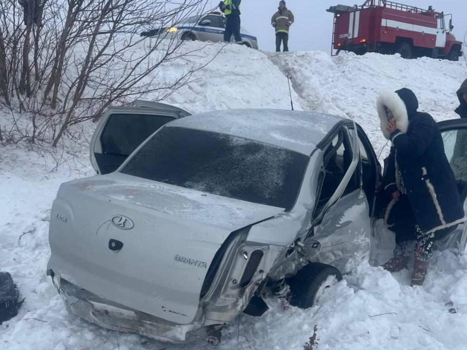 9-летняя девочка погибла в аварии с двумя авто на трассе в Башкирии — одну из машин выбросило с дороги