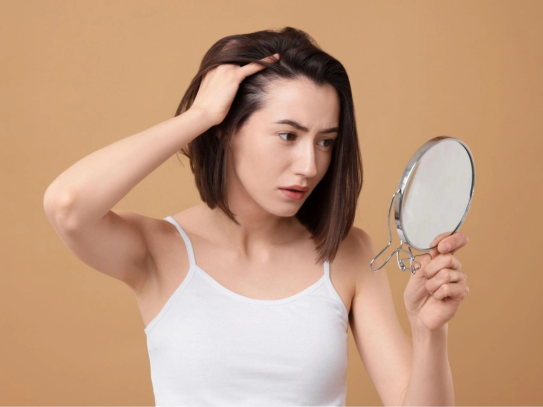 5 ошибок в уходе за волосами, которые беспощадно старят (и как их исправить) | marieclaire.ru