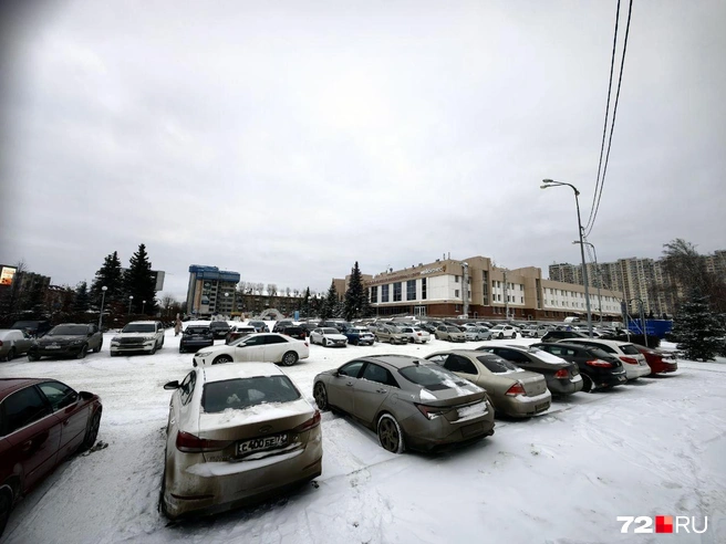 У Технопарка очень сложно найти свободное местечко  | Источник: Павел Красоткин / 72.RU 