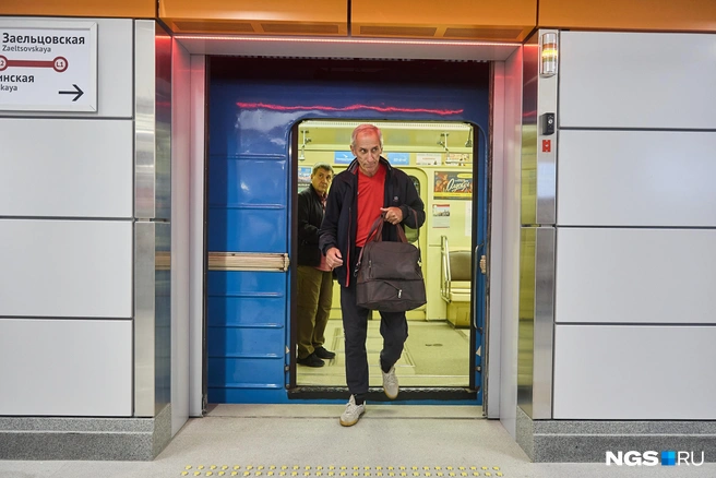 Одни с удивлением разглядывали станцию, другие выходили с невозмутимым лицом | Источник: Александр Ощепков / NGS.RU