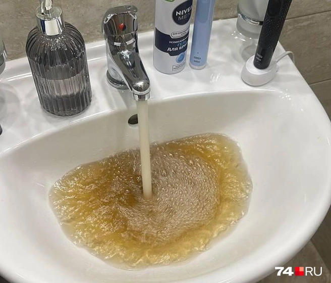 Вода такого оттенка бежит в разных районах города | Источник: читатель 74.RU