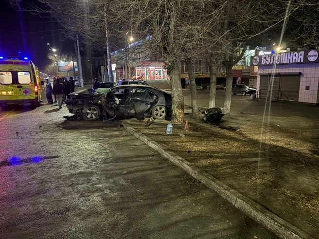 В Орске молодой водитель «Тойоты-Камри» влетел в дерево | Источник: УМВД России по Оренбургской области