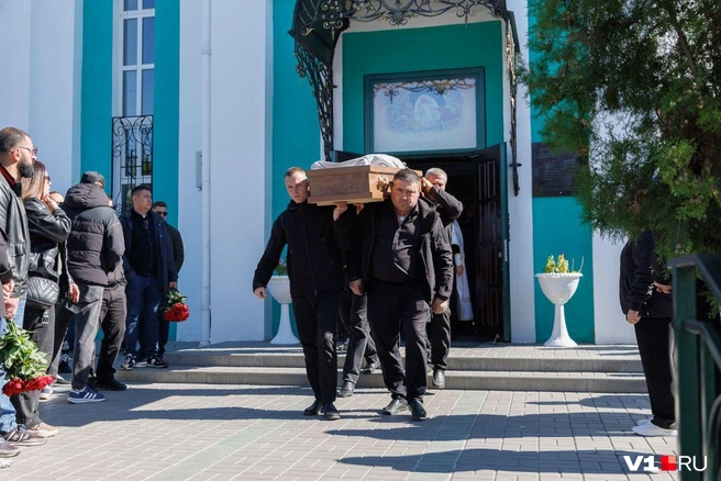 Проводить в последний путь Сергея Дуюнова пришли многочисленные друзья и близкие | Источник: Алексей Волхонский / V1.RU