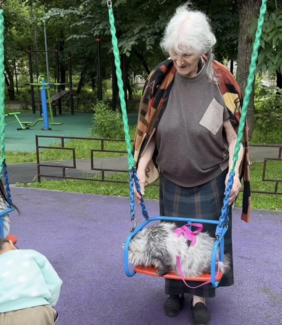 Инна Константиновна часто выгуливает свою кошку Айку, качая ее на качелях | Источник: личный аккаунт Евгении в соцсетях