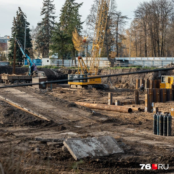 На участке забивают сваи | Источник: Александр Куренной / 76.RU