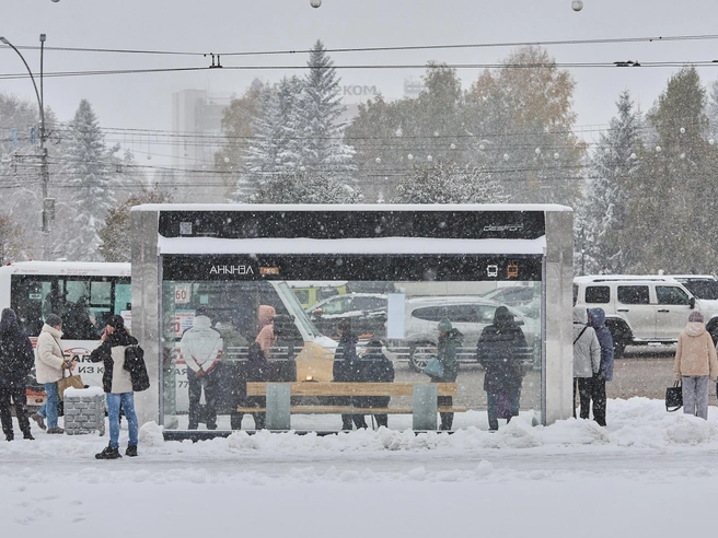 Пассажиры укрываются от снегопада на остановках. | Источник: Александр Ощепков