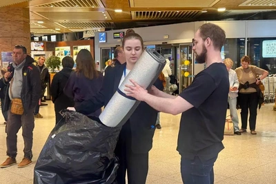 Пассажирам в аэропорту Сочи выдали 200 ковриков и 180 скамеек